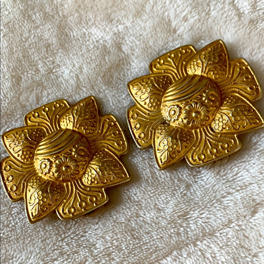 Pair of Vintage Floral 2 Inch Clips